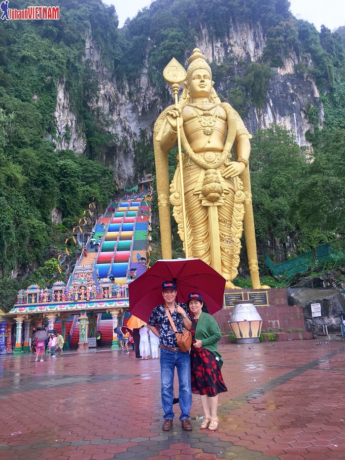 Đoàn du khách đến tham quan động Batu Đoàn du khách đến tham quan động Batu