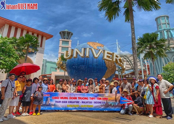 Đoàn du khách đến tham quan Công viên giải trí Universal