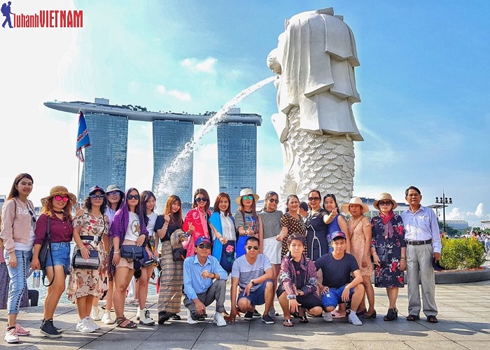 Đoàn du khách đến tham quan Công viên Sư Tử Biển - “Merlion Park” Đoàn du khách đến tham quan Công viên Sư Tử Biển - “Merlion Park”