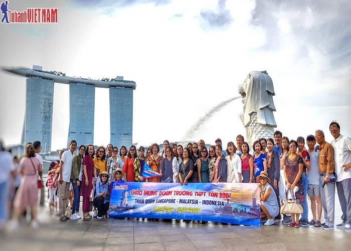 Đoàn du khách đến tham quan Công viên Sư Tử Biển - “Merlion Park”