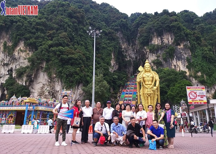 Đoàn du khách đến tham quan động Batu