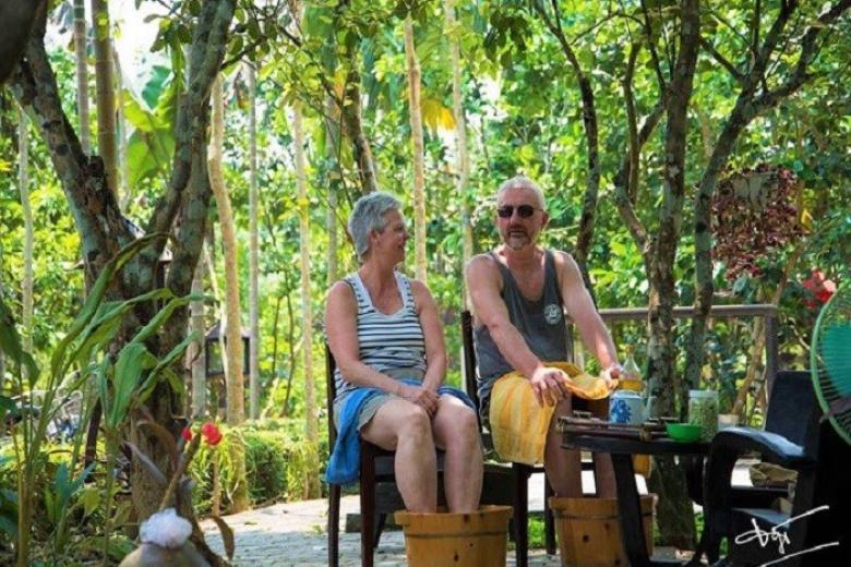 Du khách trải nghiệm ngâm chân ở làng Thủy Biều