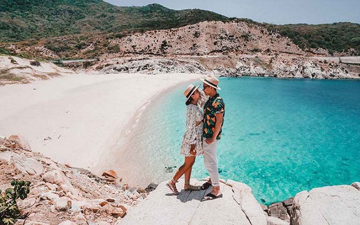 Vịnh Vĩnh Hy quyến rũ du khách ghé thăm