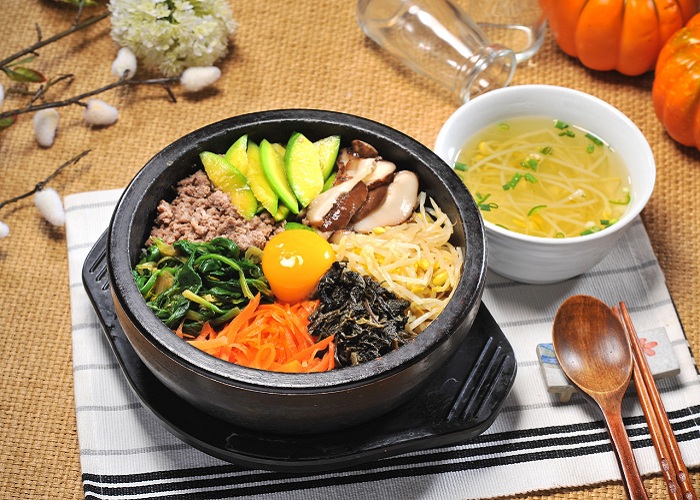Bibimbap và soup rau nóng