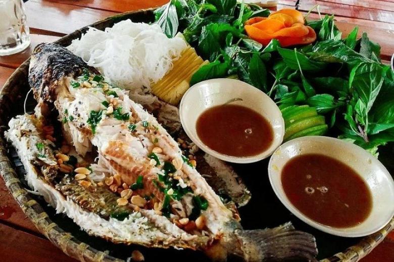 Thưởng thức cá lóc nướng trui
