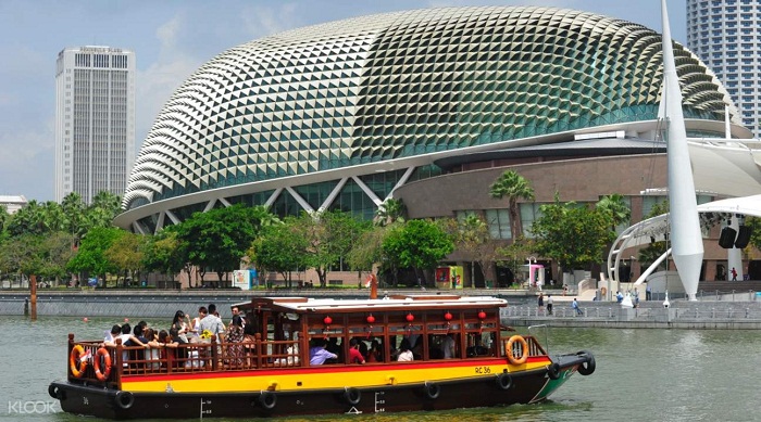 du thuyen tren song singapore