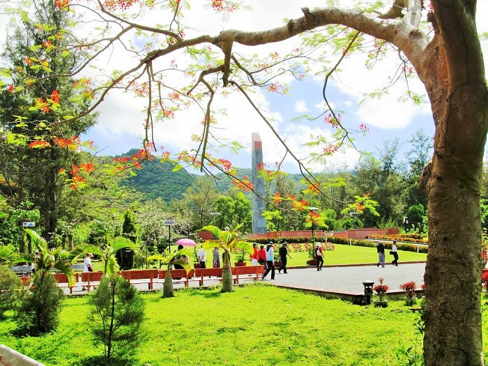 Viếng thăm nghĩa trang Hàng Dương 