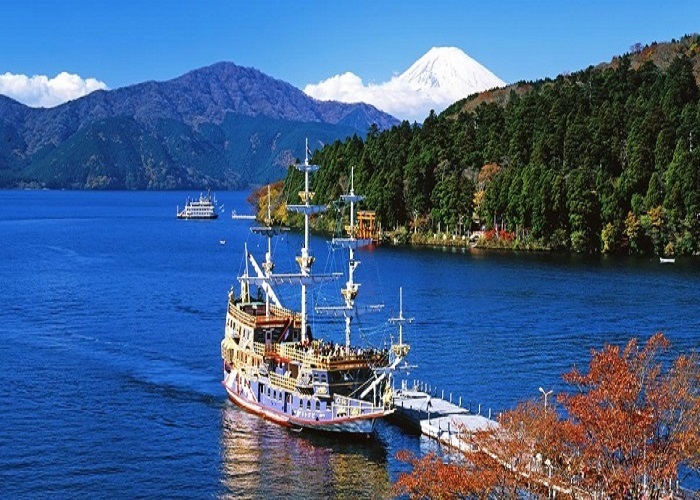 Du thuyền trên hồ Ashi