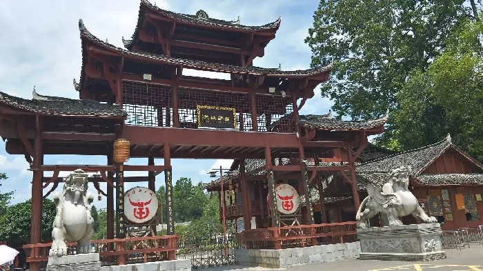 Du lịch Trung Quốc ghé thăm Miêu Vương Thành