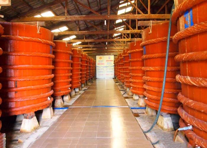 Nhà thùng lâu đời nước mắm cá cơm truyền thống