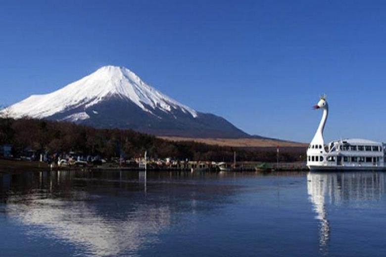 du thuyền trên hồ Yamanaka