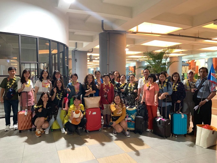 Khách chụp ảnh lưu niệm ở sân bay quốc tế Ngurah Rai - Bali 