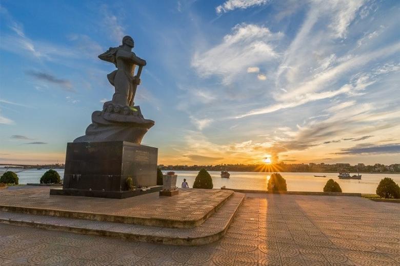 Tượng Đài Mẹ Suốt