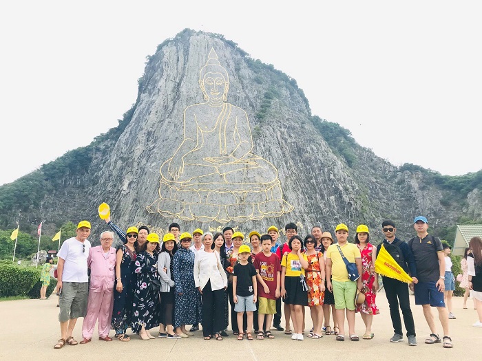 Khách chụp ảnh lưu niệm ở Trân Bảo Phật Sơn