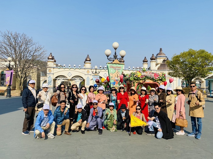 Khách chụp ảnh lưu niệm ở Công viên giải trí Everland