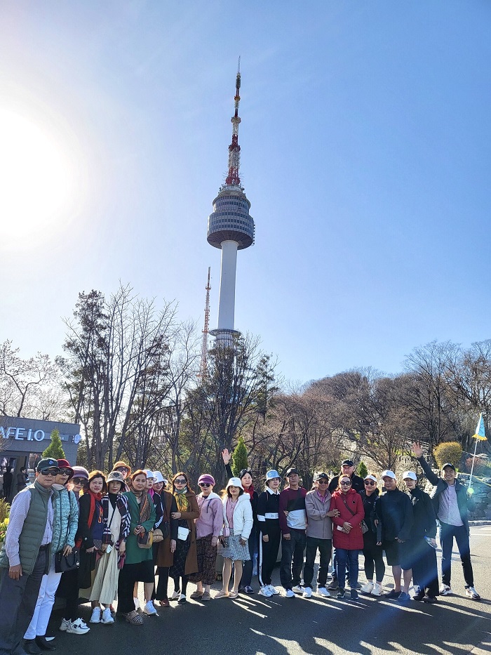 Khách chụp ảnh lưu niệm ở tháp truyền hình Namsan