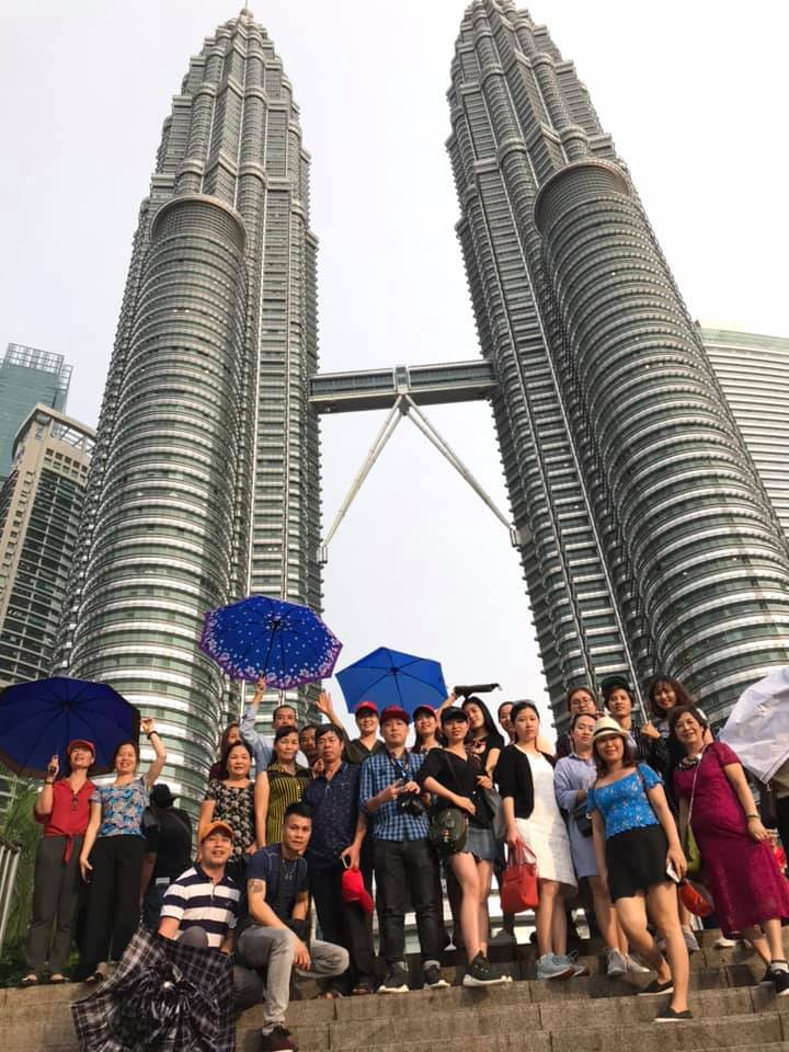 Du_khach_LY_Hanh_ViYt_chYp_Ynh_kY_niYm_tYi_Thap_Yoi