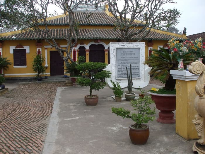 Tour Cần Thơ Côn Đảo viếng thăm đình Bình Thuỷ