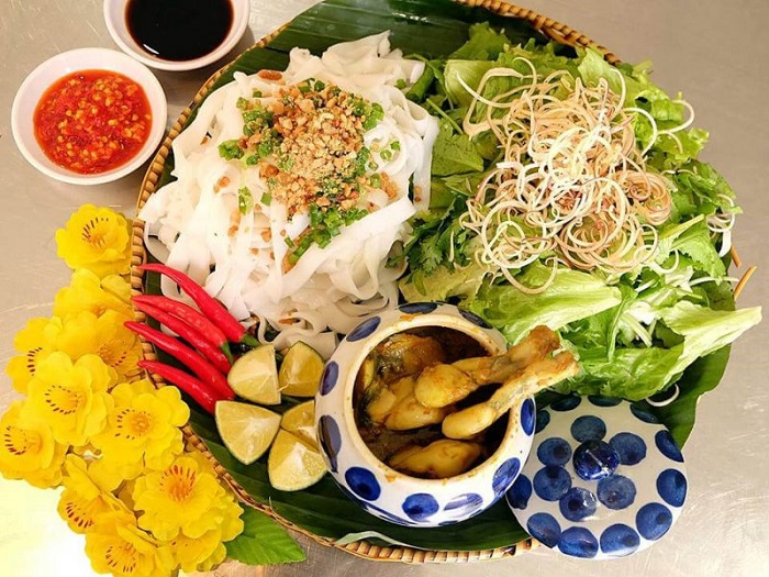 Thưởng thức mỳ quảng ếch thơm ngon