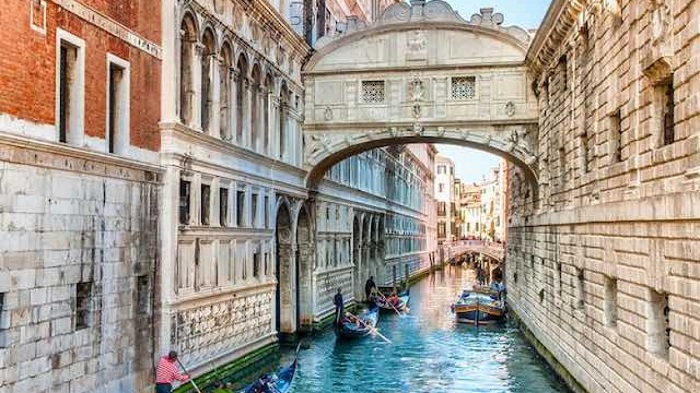 Cầu than thở – (hay còn gọi là Cầu Ponte dei Sospiri) 
