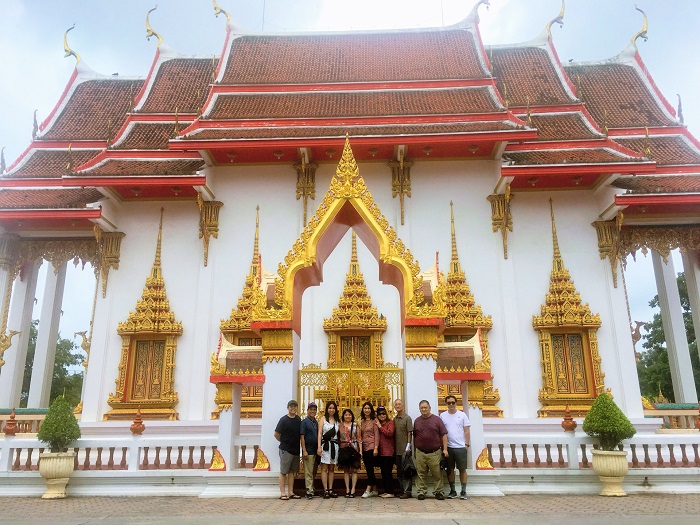 Khách chụp ảnh lưu niệm ở đền Chalong 