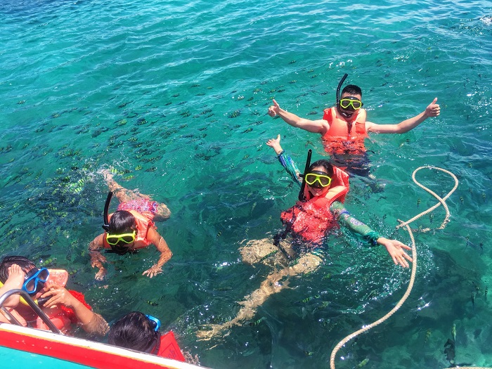 Quý khách thoải mái tắm biển, lặn ngắm san hô tại Camel Rock