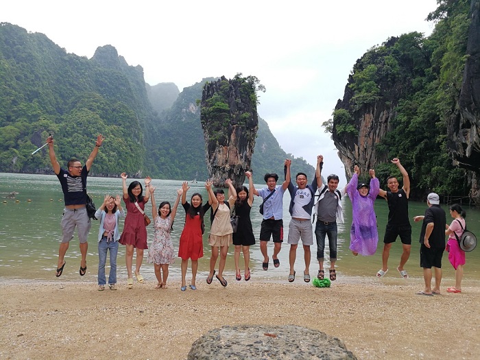 Khách chụp ảnh lưu niệm ở Vịnh Phangnga