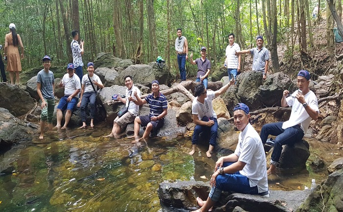 Du khách tham quan Suối Tranh