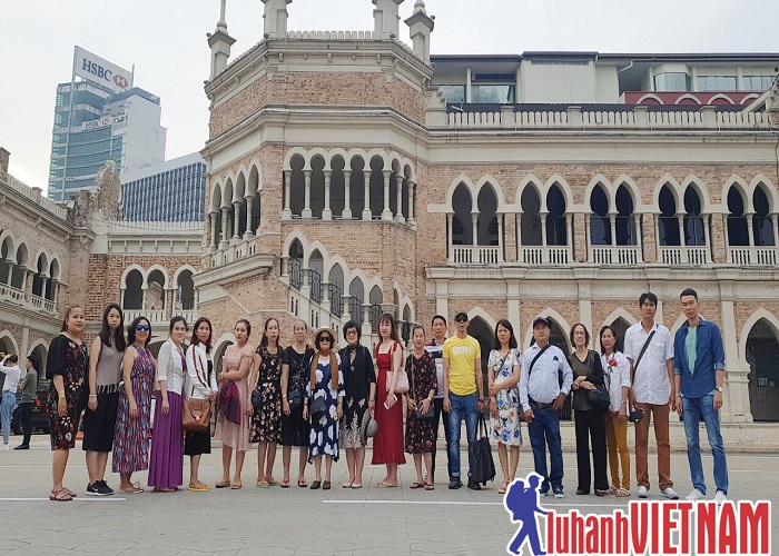 Du khách ghé thăm Quảng trường Độc Lập