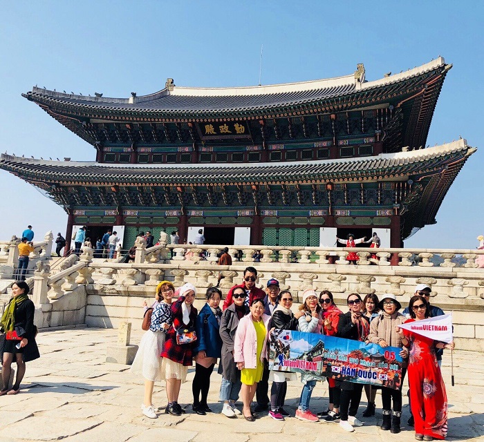 Đoàn khách tham quan các điểm đến nổi tiếng