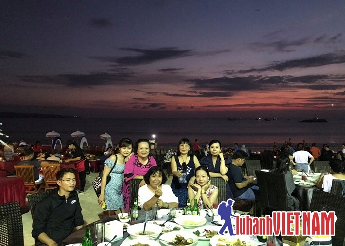 Đoàn ăn tối Barbeque tại bãi biển Jimbaran