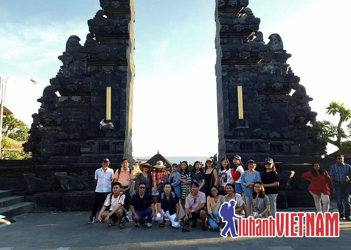 Quý khách chụp hình tại đền Tirta Empul