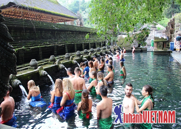 Thực hiện nghi lễ tắm tại đền Tirta Empul 