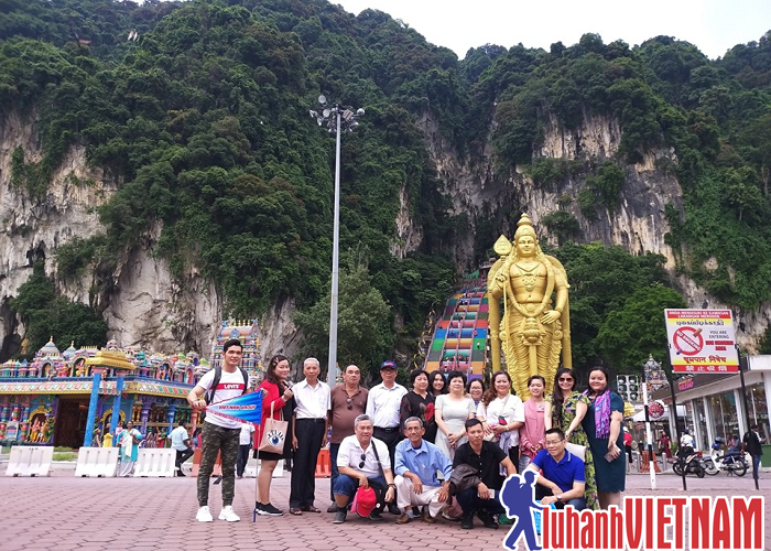 Đoàn khách lưu lại kỷ niệm ở Động Batu