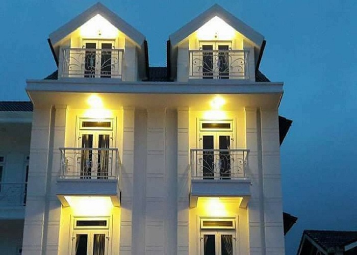 Bên ngoài khách sạn