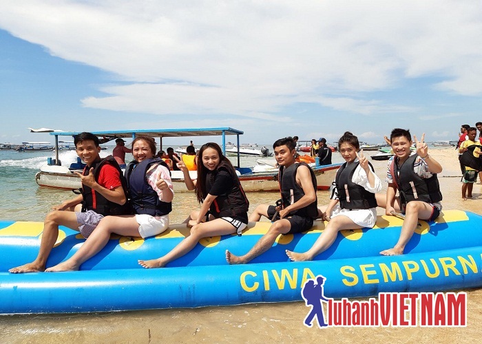 Quý khách tham gia trò chơi ở biển Tanjung Benoa