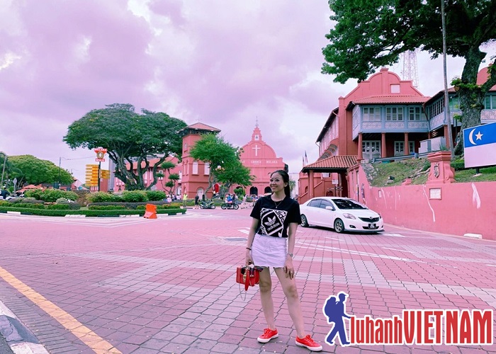 Du khách "check in" tại Quảng Trường Hà Lan