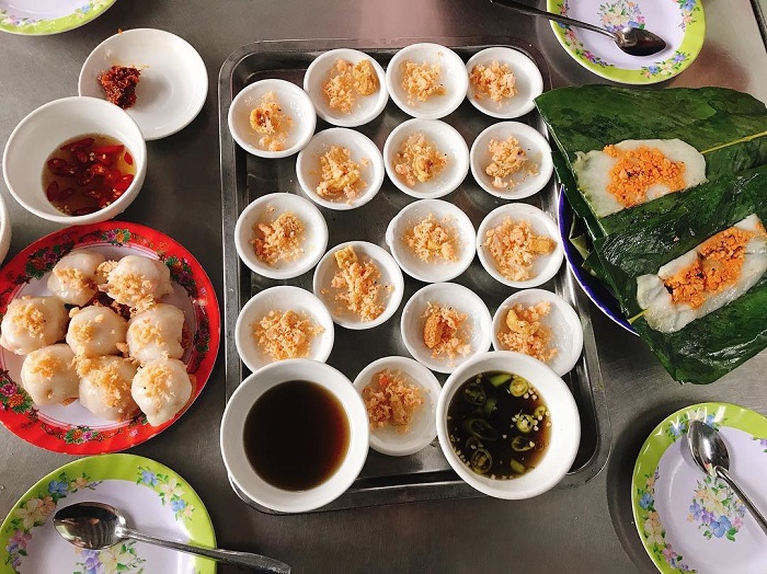 Thưởng thức bánh Huế