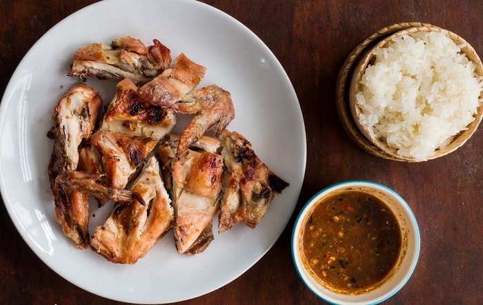 Thưởng thức gà nướng kèm xôi