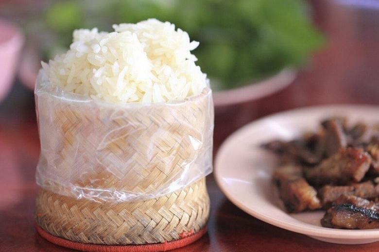 Gà nướng kèm xôi