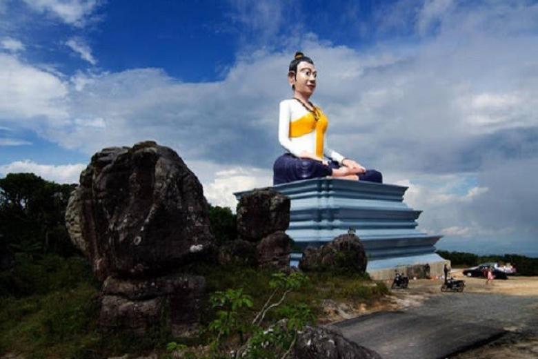 Ghé thăm tượng thờ thánh nữ Ya Mao