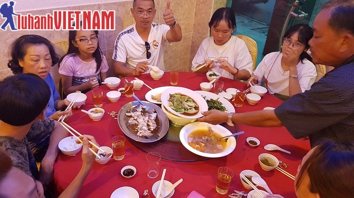 Khách đoàn tham quan tour Singapore - Malaysia