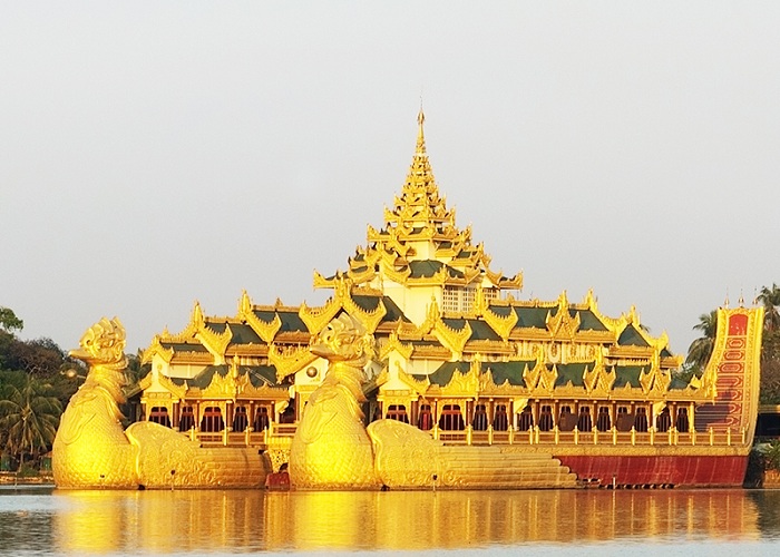 Cung điện nổi Karaweik Royal Barge