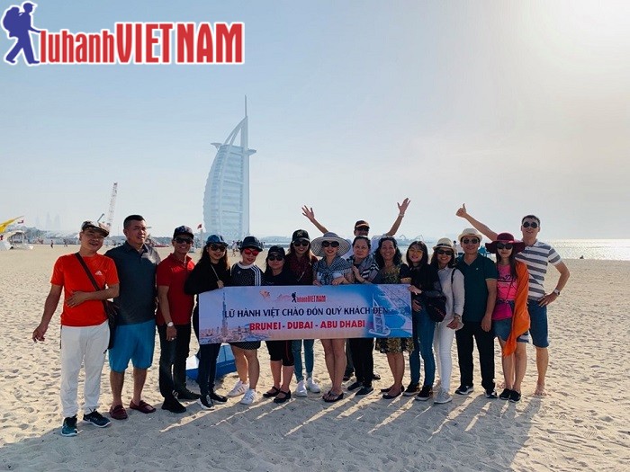 Du khách chiêm ngưỡng khách sạn 7* hình cánh buồm