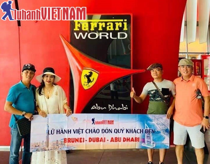 Đoàn khách chụp ảnh tại các điểm tham quan nổi tiếng