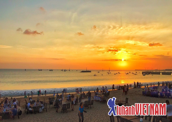 Hoàng hôn buông xuống tại bãi biển Jimbaran