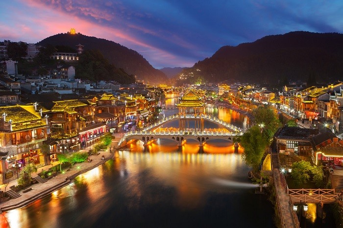 Du lịch Trung Quốc: Phượng Hoàng về đêm rực rỡ ánh đèn