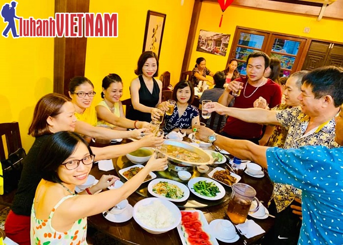 Đoàn thưởng thức bữa ăn theo chương trình