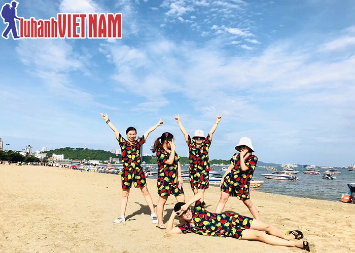 Đoàn du khách đến tham quan thành phố biển Pattaya xinh đẹp