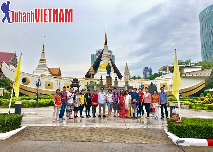 Đoàn du khách tham quan và chụp ảnh tại Chùa Thuyền Wat Yanawa